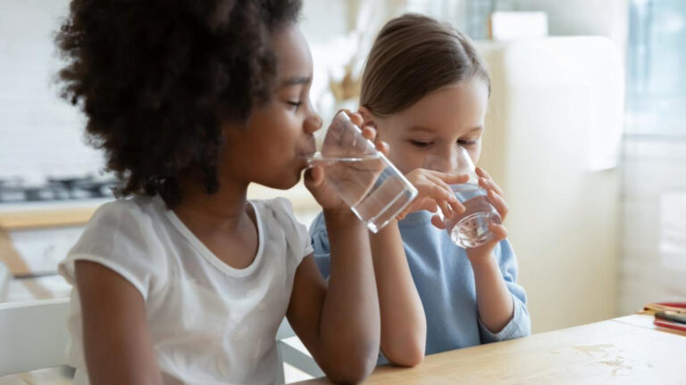 पानी पीने के 10 महत्वपूर्ण कारण: स्वस्थ शरीर के लिए एक जरूरी आदत 10 10 Important Reasons to Drink Water