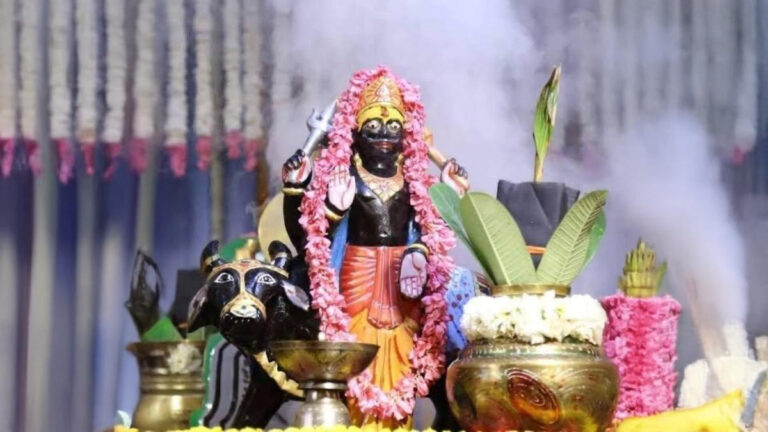 Shani Dev Oil Ritual: कैसे शुरू हुई शनि देव पर तेल चढ़ाने की परंपरा? पाएं मुक्ति, दूर करें सभी समस्याएं! 6 Shani Dev Oil Ritual