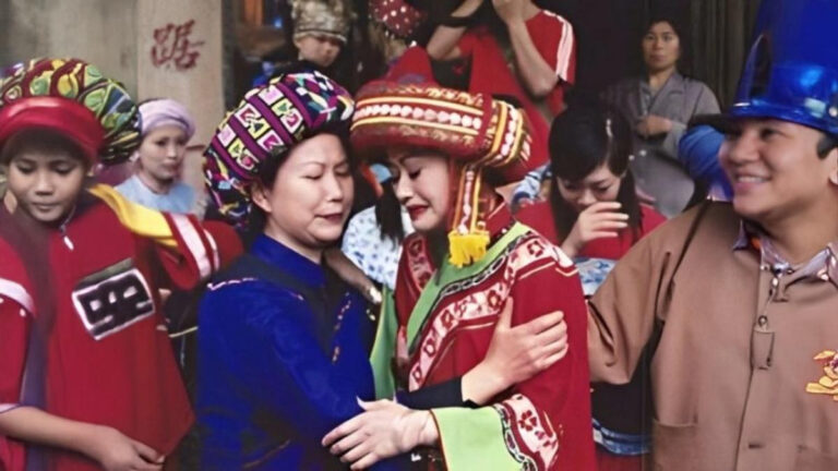 Weeping Marriage In China: यहां शादी से एक महीने पहले दुल्हन शुरू कर देती है रोने की प्रैक्टिस, आंसू न निकलने पर पीटकर रुलाती है मां 3 Weeping Marriage In China