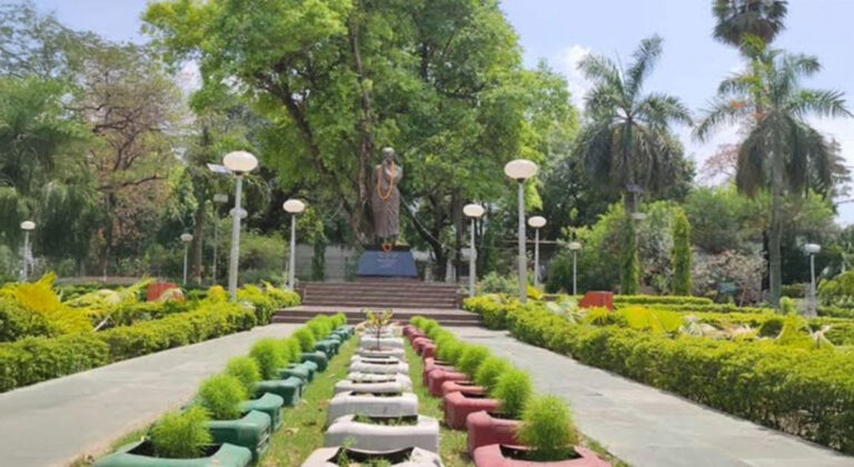 Prayagraj Famous Places: धार्मिक स्थल के साथ ऐतिहासिक स्थलों का भी संगम है प्रयागराज, मशहूर इमारतों की जरूर करें सैर 5 Prayagraj Famous Places